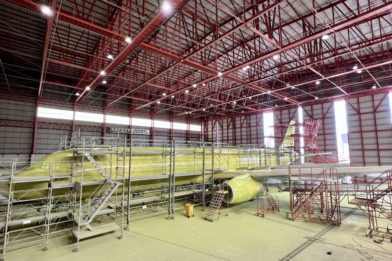 Maintenance dock built around an airframe