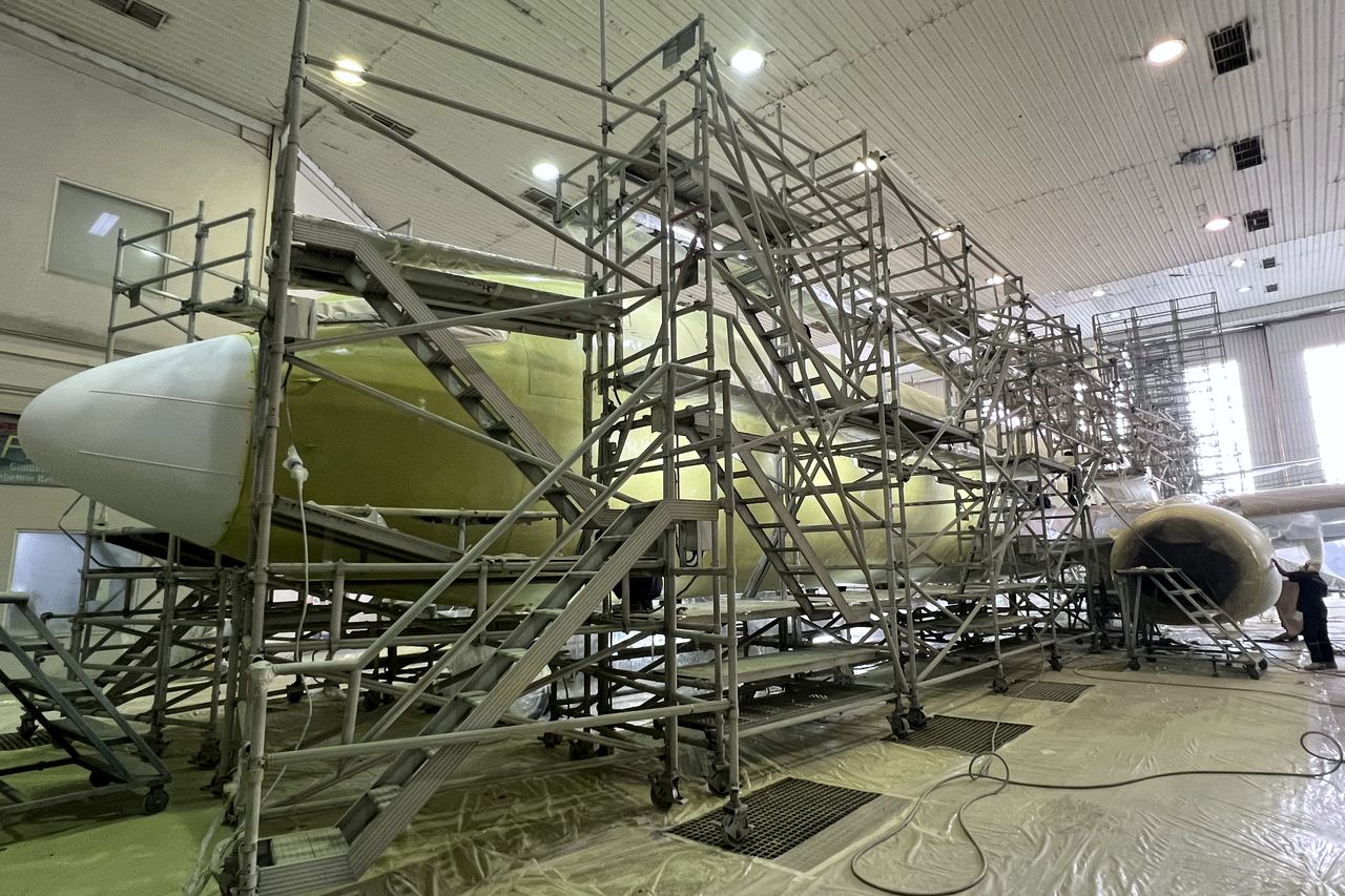 Access staging around an aircraft in primer