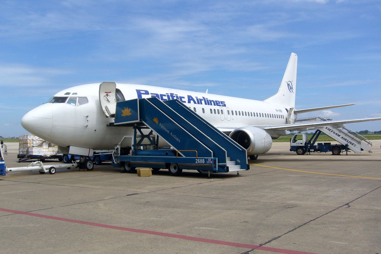 Airstairs against a 737 on the apron