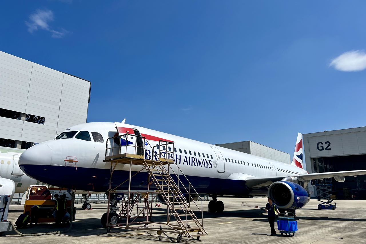 Aircraft on stand for a delivery walkaround